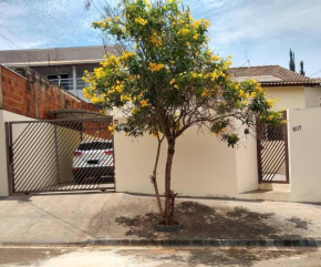 Bela casa com churrasqueira e estacionamento